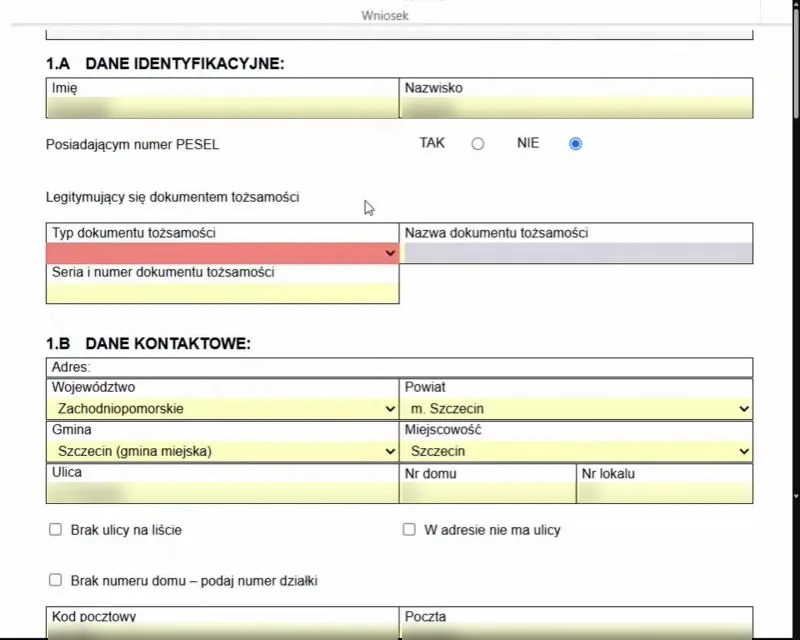Sekcja 1.A i 1.B formularza PME2: imię, nazwisko, pytanie o PESEL i adres wybierany z list województwa, powiatu, gminy i miejscowości